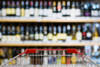 Supermarktmedewerkers stelen winkelkar vol drank