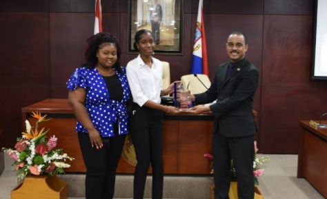 President of Parliament Award Sint Maarten naar Kemilla Carty