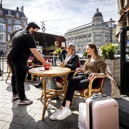 Amsterdam gaat alleen bij excessen handhaven op naleving coronapas