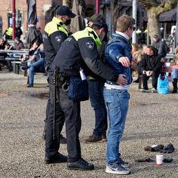 Amsterdam zet 45 waarnemers in bij proef met preventief fouilleren