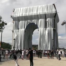 Video | Arc de Triomphe ingepakt ter ere van overleden kunstenaar