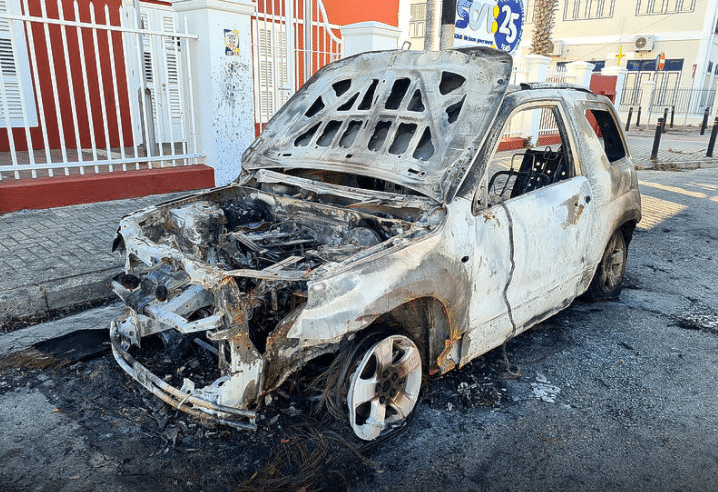 Auto uitgebrand in Scharloo