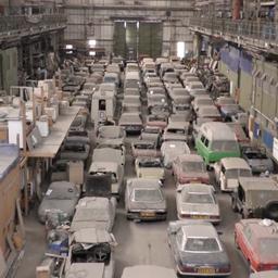 Video | Autofanaat in Londen zet 174 auto’s uit stoffig pakhuis te koop