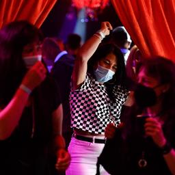 Belgische nachtclubs weer open met coronapas, mondkapjesplicht versoepeld