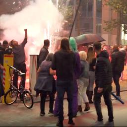 Video | Betogers houden lawaaiprotest in Den Haag tijdens persconferentie