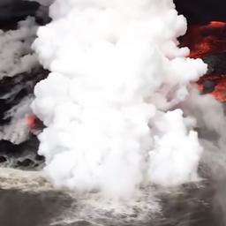 Video | Dit gebeurt er als lava de zee (en een zwembad) instroomt