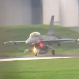 Video | F-16 in Taiwan komt na landing met neus in gras terecht