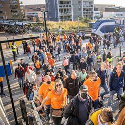 F1-fans komen aan in Zandvoort, NS waarschuwt voor drukke treinen en stations