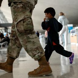 Honderden Afghaanse kinderen onbedoeld gescheiden van ouders bij evacuatie
