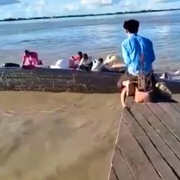 Video | Indiërs springen van zinkende pont na botsing op rivier