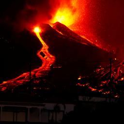 Lavastromen La Palma naderen zee, experts waarschuwen voor giftige dampen