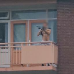 Video | Man richt kruisboog vanaf balkon op omstanders in Almelo