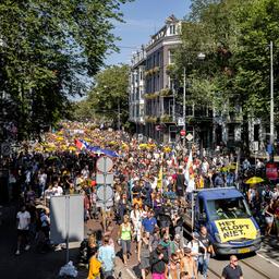 Meer dan 10.000 mensen bij gemoedelijk coronaprotest in Amsterdam