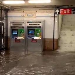 Video | Nasleep Ida: enorme watermassa kolkt in metrostations New York