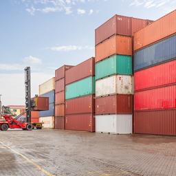 Negen verstekelingen met ademhalingsproblemen gered uit container Rotterdam