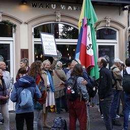 Video | Opnieuw tientallen demonstranten bij gesloten restaurant in Utrecht