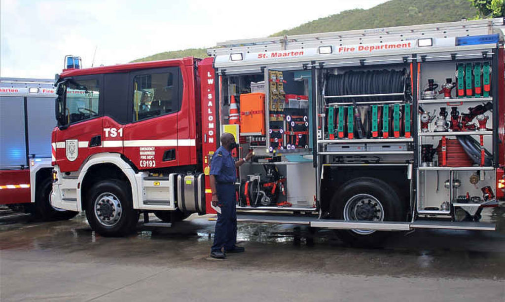 Sint Maarten onthult nieuwste model brandweerwagens
