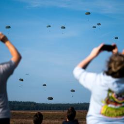 Parachutisten springen uit vliegtuigen bij herdenking Operatie Market Garden