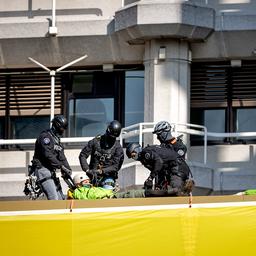 Politie arresteert 31 Greenpeace-activisten op en rond Tweede Kamergebouw