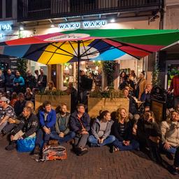 Politie dreigt met ontruiming van Utrechts restaurant dat coronastatus niet checkt