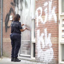 Video | Politie inspecteert homofobe teksten op COC-kantoor in Rotterdam