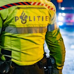 Politie schiet bestuurder dood die op agenten inreed in Friese Boelenslaan