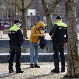 Politie zet ook zelf waarnemers in bij proef preventief fouilleren Amsterdam