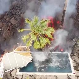 Video | Stoomwolken stijgen op als lava zwembad op La Palma verzwelgt