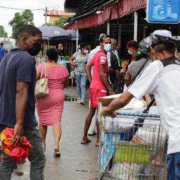 Suriname legt ondanks zorgen over vierde coronagolf de bal bij inwoners