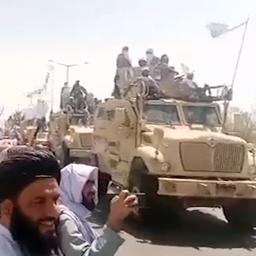 Video | Taliban houden overwinningsstoet met Amerikaanse voertuigen