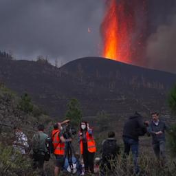 Video | Veel media-aandacht voor lava spuwende vulkaan op La Palma