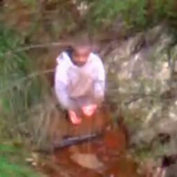 Video | Vermiste peuter wordt na drie dagen drinkend bij beekje gevonden