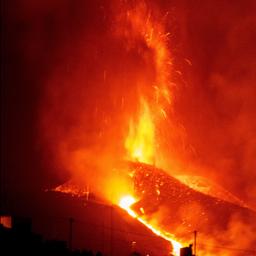 Video | Vulkaan op La Palma blijft lava spuwen, inwoners verlaten eiland