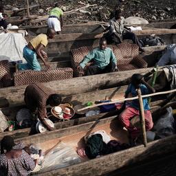 51 doden en tientallen vermisten na zinken samengebonden bootjes in Congo