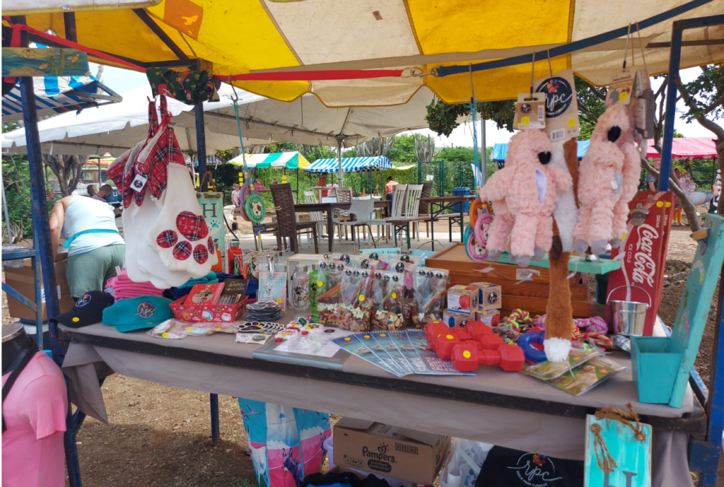Dierendag markt Rescue Paws Curaçao groot succes