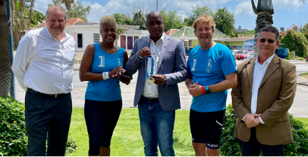 Minister Heydoorn ontvangt eerste medaille KLM Curaçao Marathon