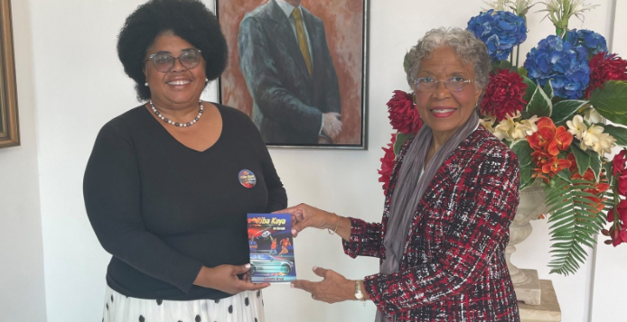 Gouverneur ontvangt boek Luisette Kraal