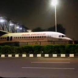 Video | Aanhanger met vliegtuig ramt brug in India en komt vast te zitten