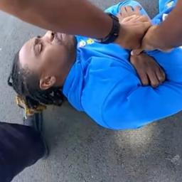 Video | Amerikaanse agenten sleuren verlamde man uit zijn auto