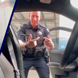 Video | Amerikaanse politieagent redt bewusteloze man uit brandende auto