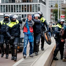 Arrestaties wegens verboden wapenbezit bij woonprotest in Rotterdam