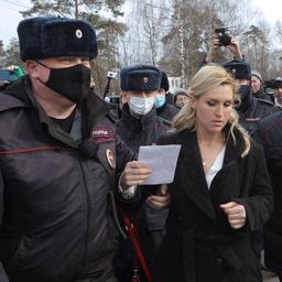 Arts van Navalny krijgt jaar vrijheidsbeperkingen opgelegd om demonstraties