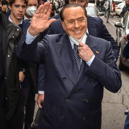 Berlusconi vrijgesproken van omkopen pianist die getuigde in seksproces
