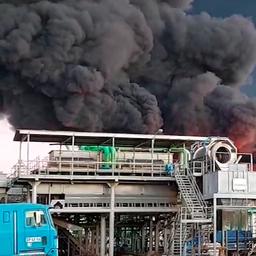 Video | Chileense voedselfabriek met houten containers vliegt in brand