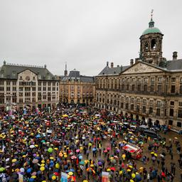 Coronaprotest in Amsterdam trekt duizenden mensen