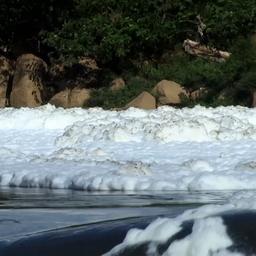 Video | Dikke laag giftig schuim bedekt rivier in Brazilië