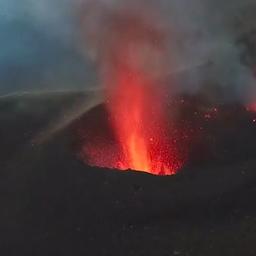 Video | Dronebeelden tonen twee nieuwe kraters bij vulkaan op La Palma