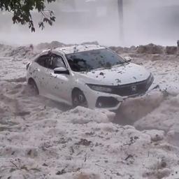 Video | Enorme hoeveelheden hagel drijven door Australische straten