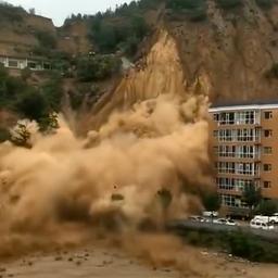Video | Grote aardverschuiving slokt deel van gebouw op in China