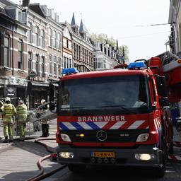 Grote brand in centrum van Leeuwarden, brandweer kan vuur lastig bereiken